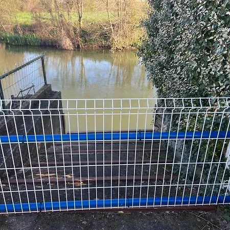 Maison Au Bord De L'eau !